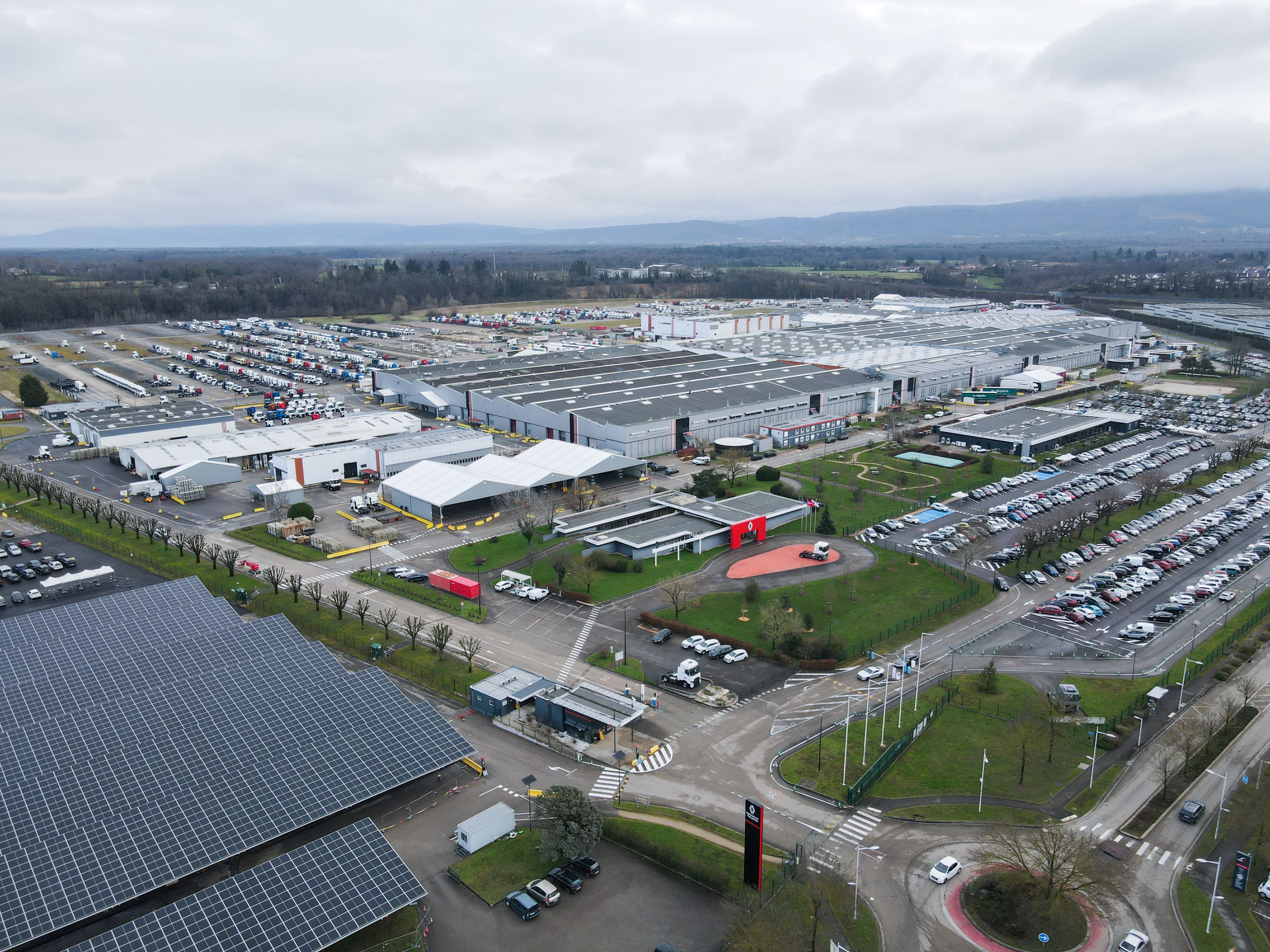 Renault Trucks Photovoltaic canopies Bourg-en-Bresse site_01