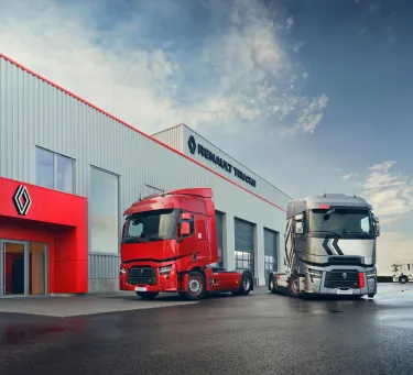Renault Trucks T High in front of a Renault Trucks garage