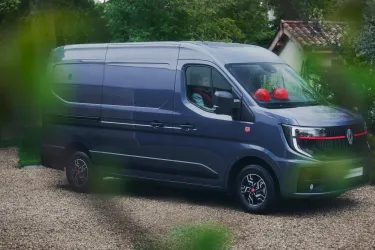Renault Trucks Master Red EDITION Exclusive – van in the courtyard of a detached house with tradesmen installing solar panels – lifestyle