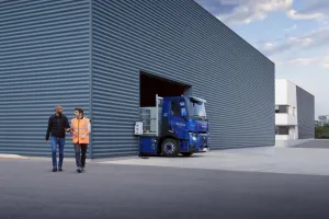 Renault Trucks E-Tech C en charge dans un entrepôt