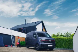 Renault Trucks Master Red EDITION Exclusive - van in the courtyard of a detached house with tradesmen installing photovoltaic panels