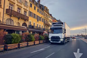 Renault Trucks D Wide 19 tonnes equipped with a Lamberet refrigerated body: city traffic and delivery