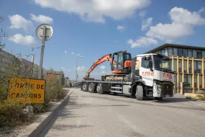 FLS, a company specialising in the hire of construction equipment and related services, has chosen the Renault Trucks C 8X2 Tridem to transport its machinery