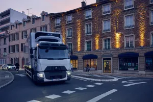 Renault Trucks D Wide 19-tonne model fitted with a Lamberet refrigerated body: city driving and deliveries