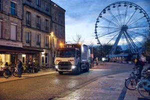 Renault Trucks D Wide 19 t fitted with a Semat-brand household waste tipper (BOM)