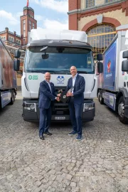 Renault Trucks und Carlsberg Übergabe