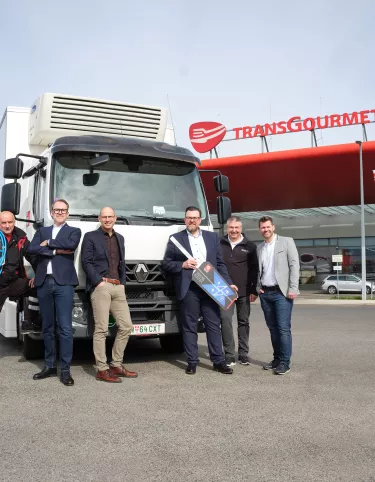Transgourmet Gruppenfoto VOR Fahrzeug