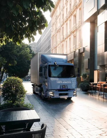 Renault Trucks E-Tech D 12 t / D 14 t in a narrow street in the city centre